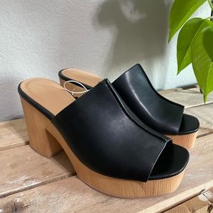 NWT Universal Thread Classic Clogs, Women’s size 6.5